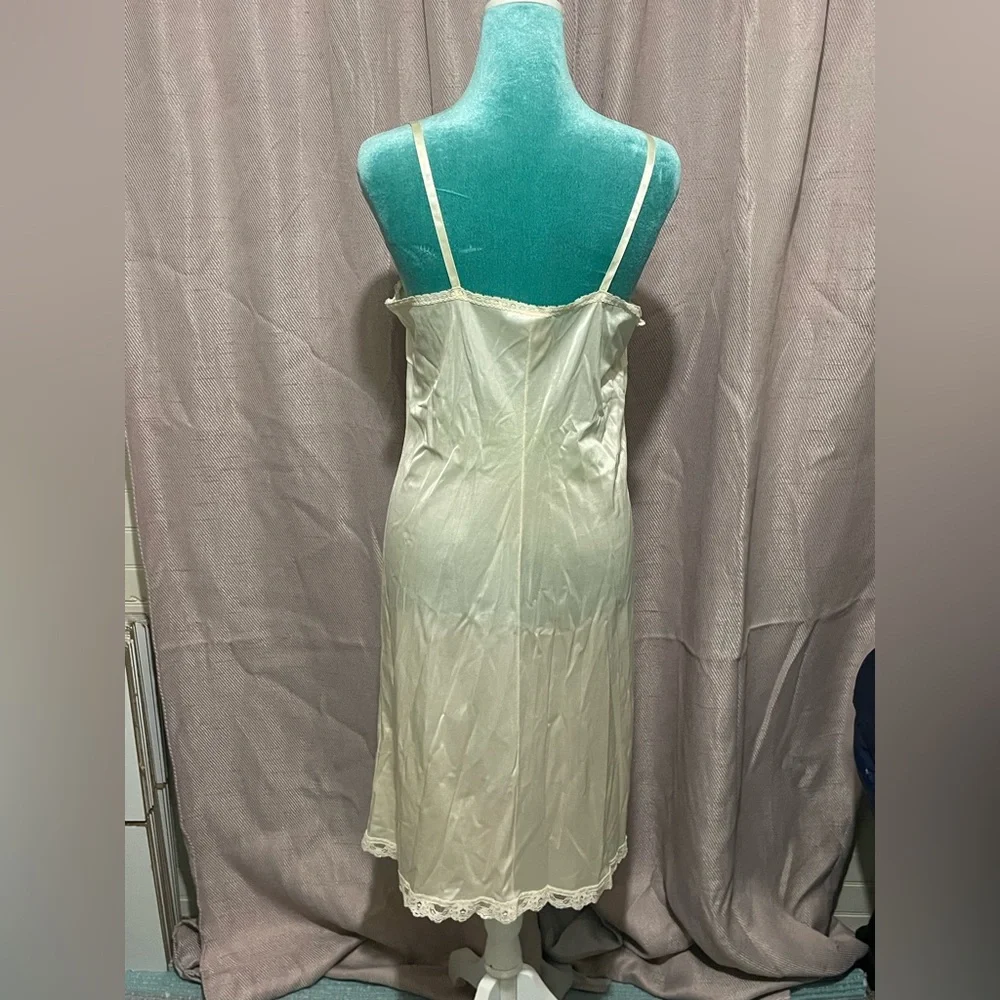 JC pennys: vintage cream slip with lace details - Picture 3 of 4